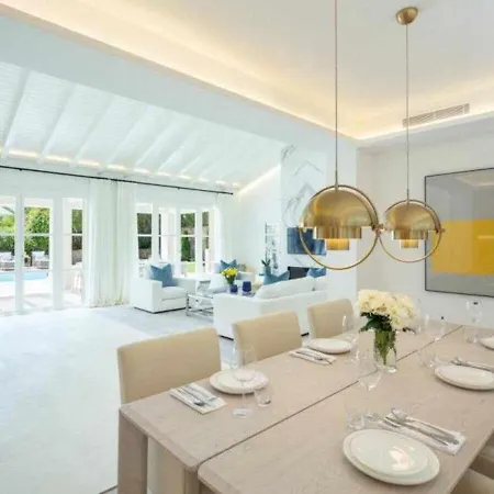Chalet En Los Naranjos Malaga