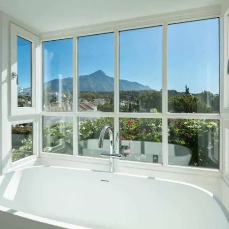 Villa Chalet En Los Naranjos Malaga